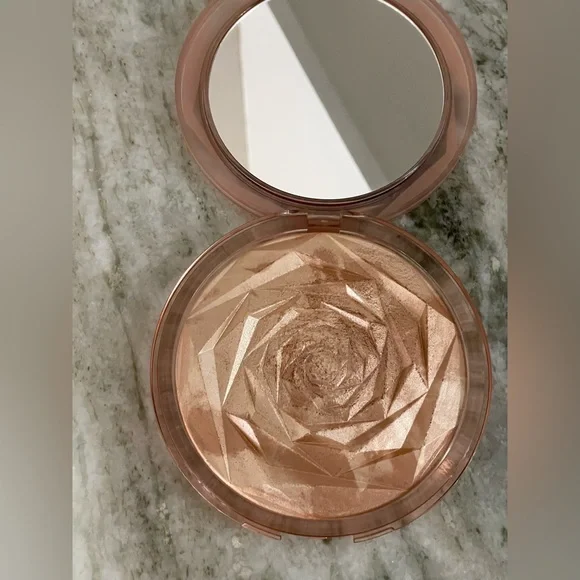 🥇HUDA BEAUTY N.Y.M.P. Highlighter, FLORA 
Very Rare!! Made in Italy - Picture 12 of 14